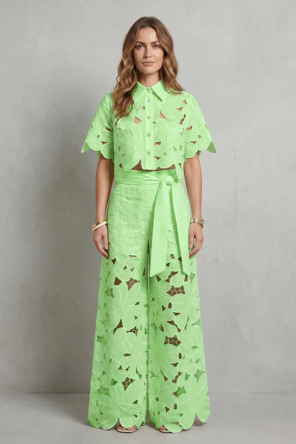 Bellarisse – Elegância em renda bordada – Conjunto top e saia
