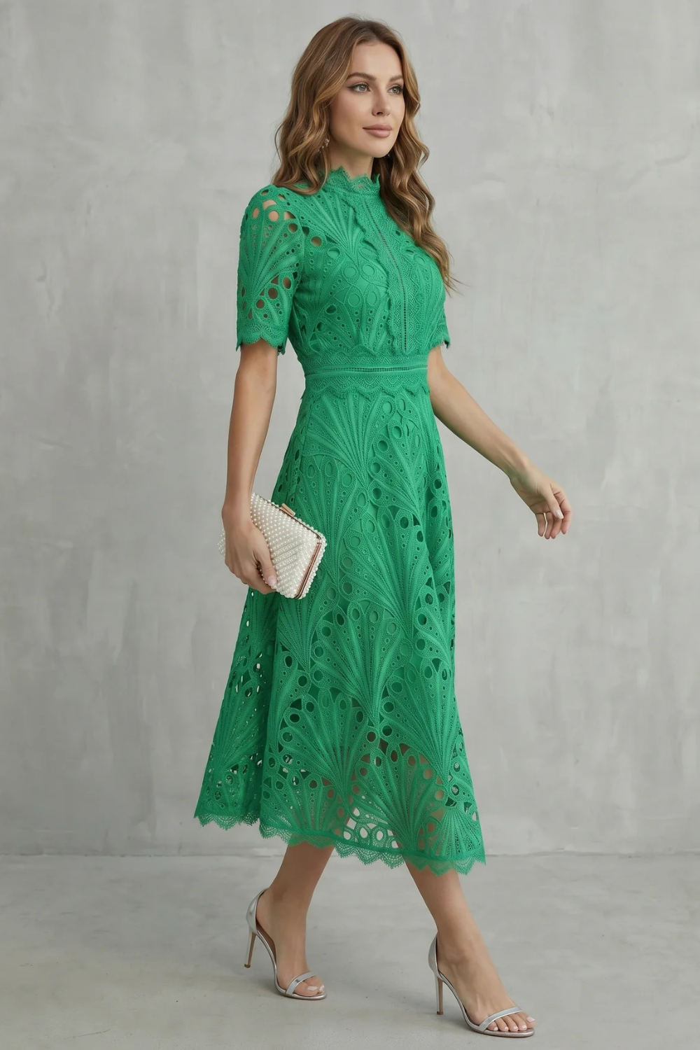 Charlisse – Refinamento em renda ornamental – Vestido midi gola alta