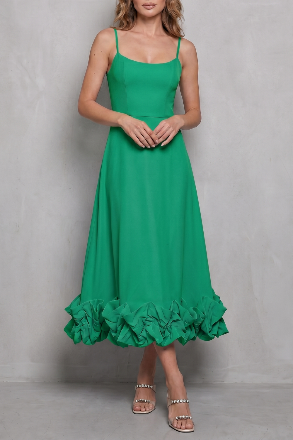 Elowenne – Babado romântico na barra – Vestido midi sem alças