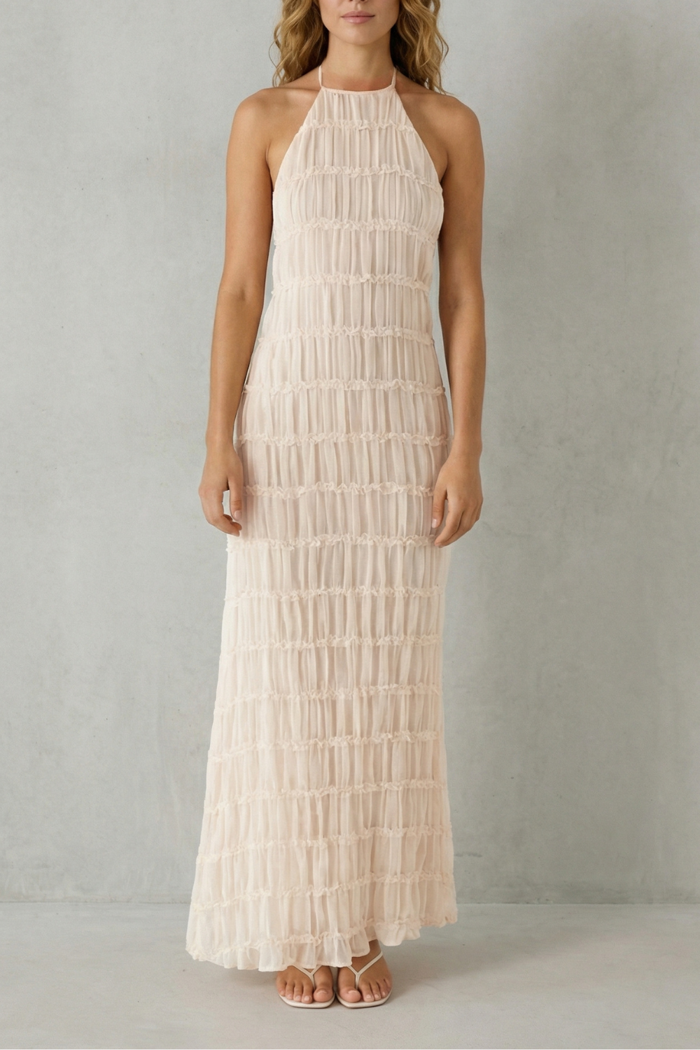Greta – Textura moderna – Vestido Longo Frente Única com Costas Abertas e Textura Esculpida