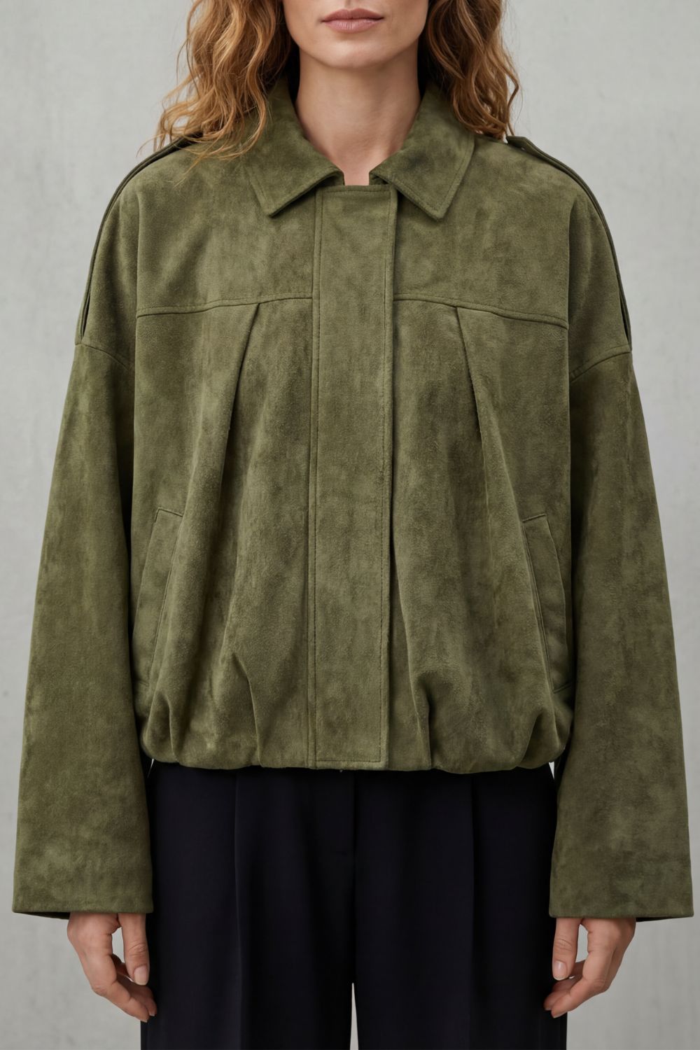Solenné – Volume escultural – Jaqueta bomber de camurça