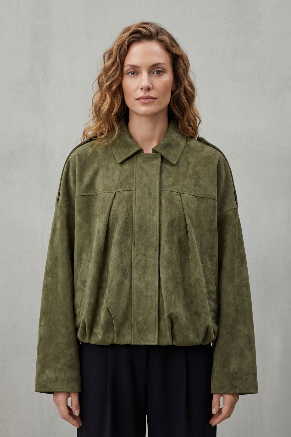 Solenné – Volume escultural – Jaqueta bomber de camurça