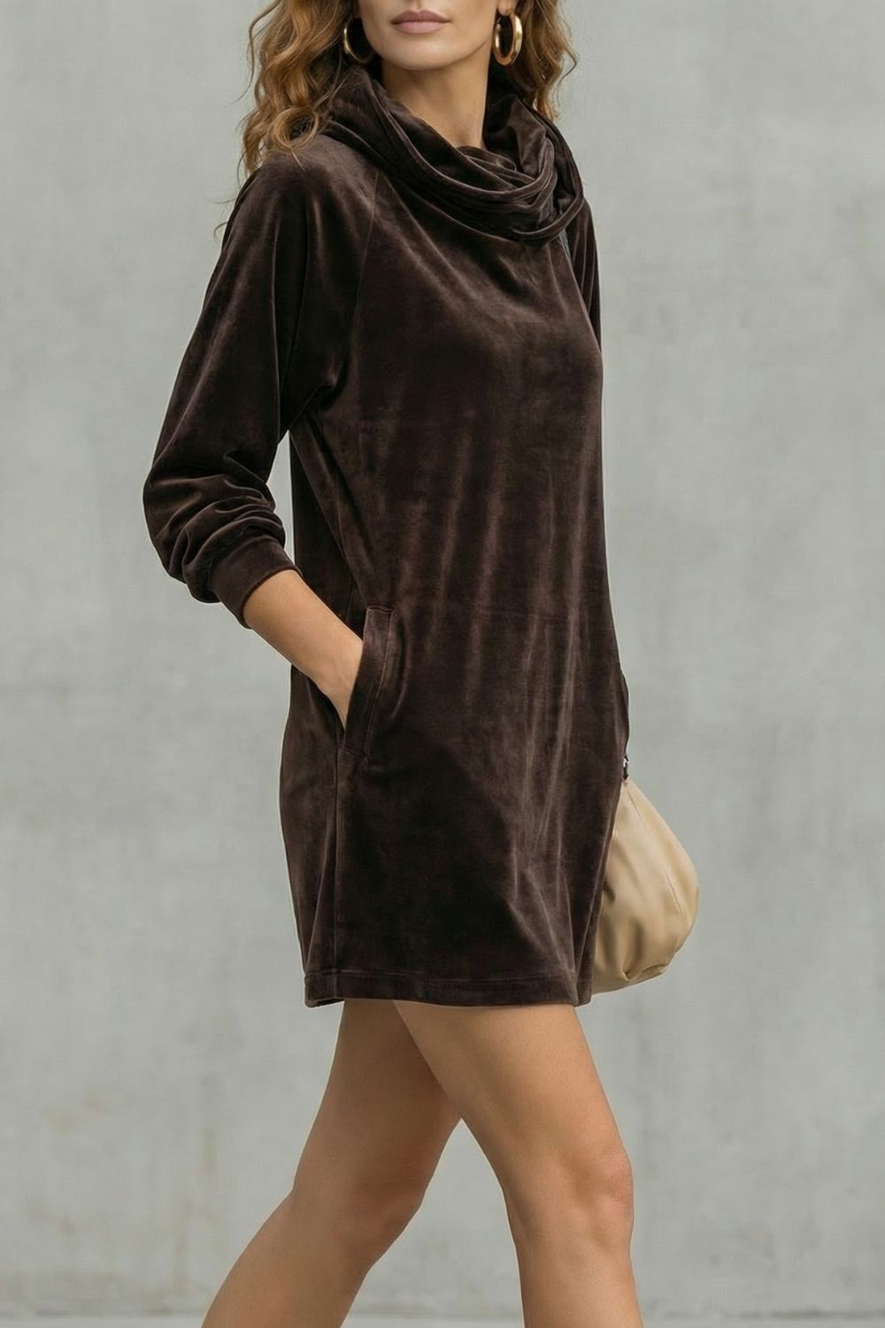 Moréna – Conforto em veludo drapeado – Vestido curto com decote de barco drapeado