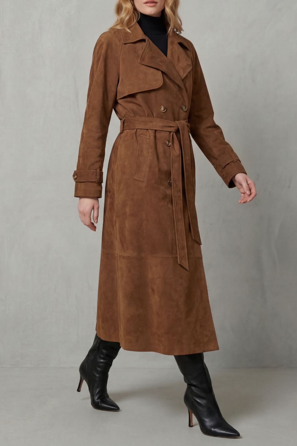 Velloré – Elegância em camurça – Trench coat