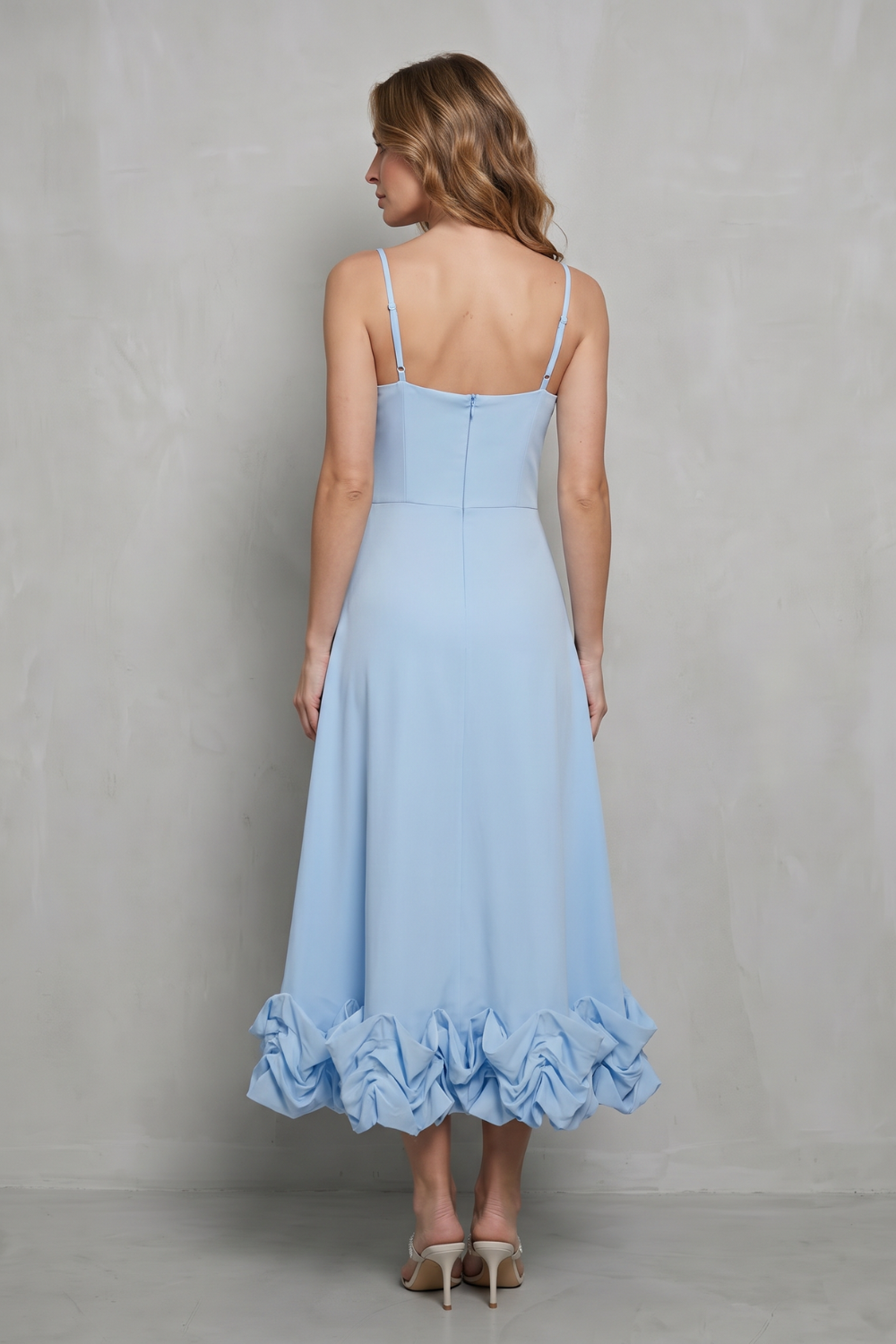 Elowenne – Babado romântico na barra – Vestido midi sem alças