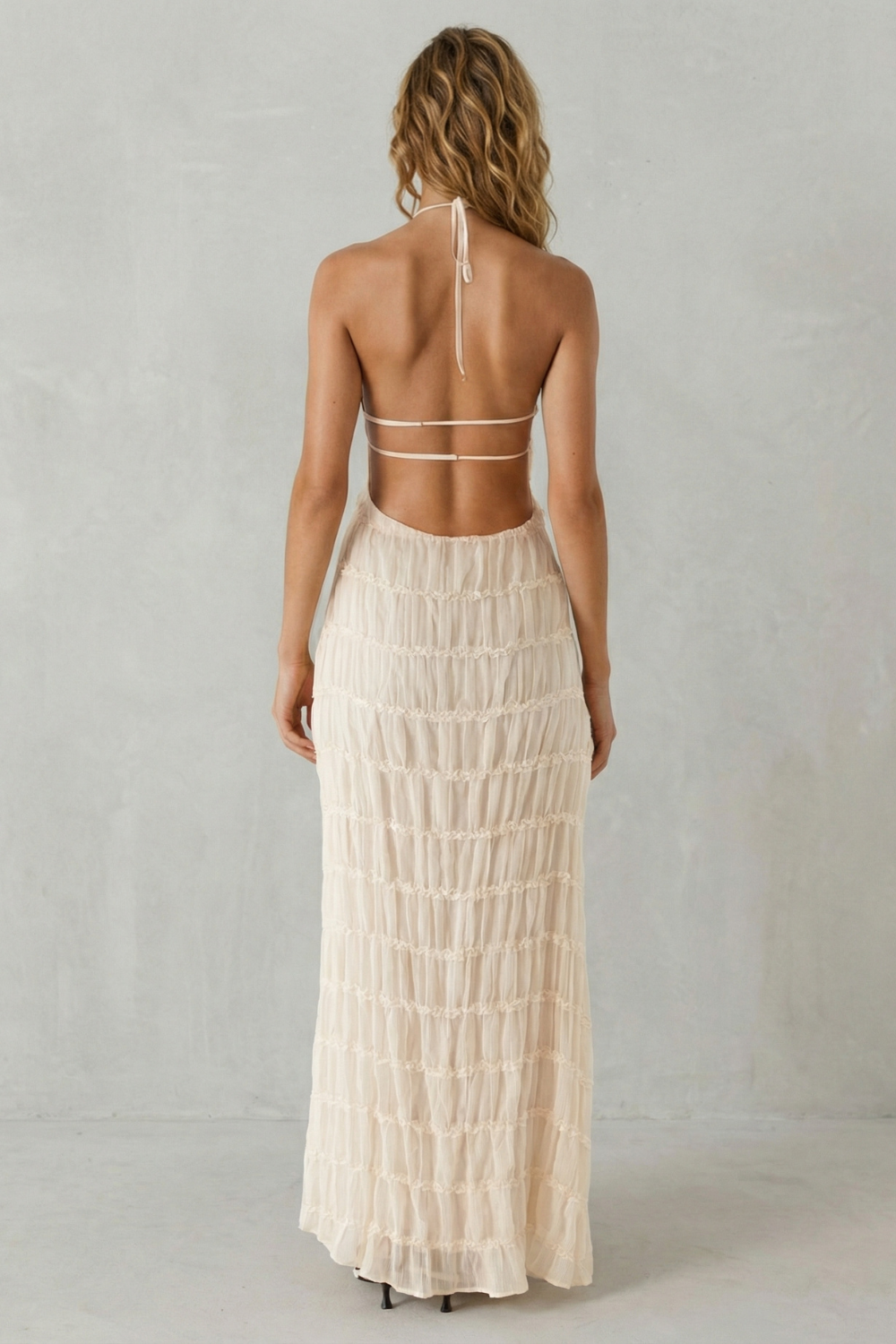 Greta – Textura moderna – Vestido Longo Frente Única com Costas Abertas e Textura Esculpida