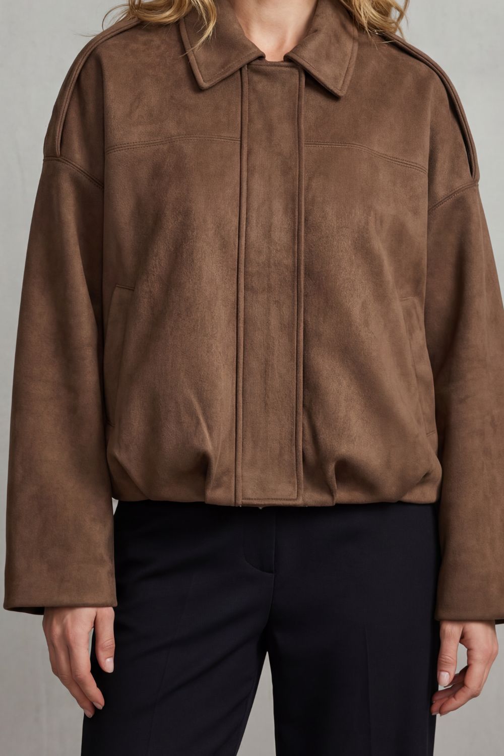 Solenné – Volume escultural – Jaqueta bomber de camurça