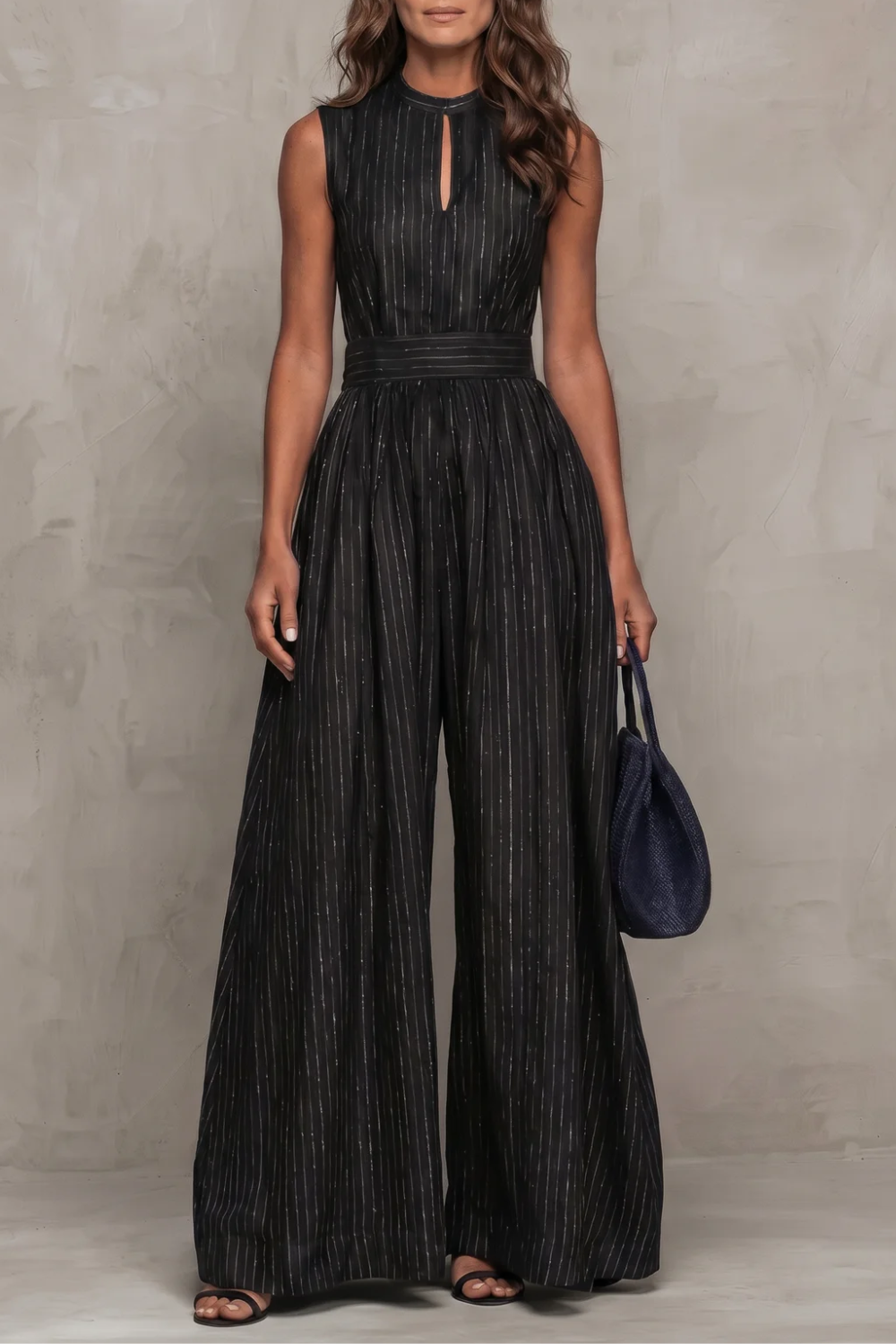 Seravelle – Macacão pantalona elegante com detalhe vazado listrado