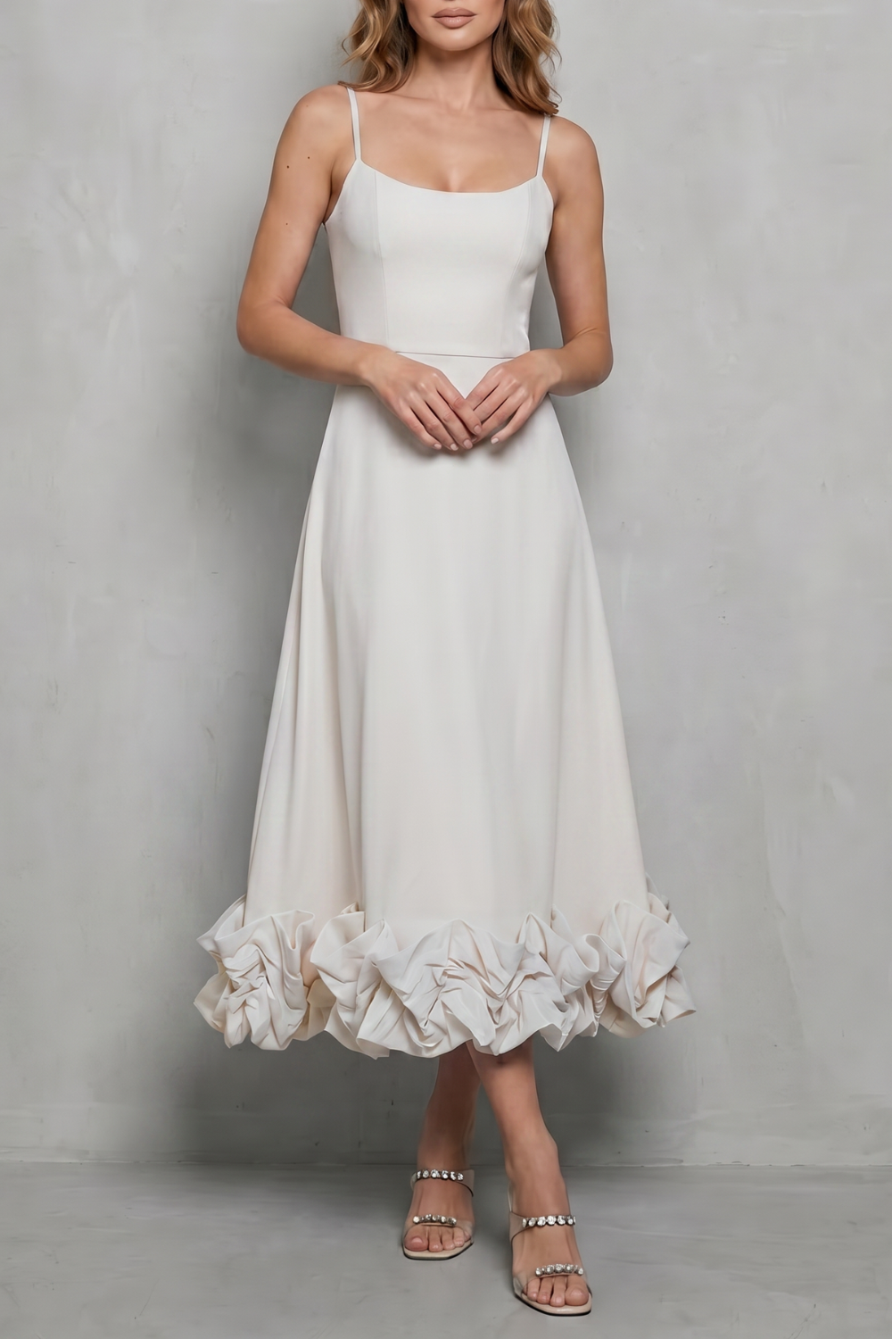 Elowenne – Babado romântico na barra – Vestido midi sem alças