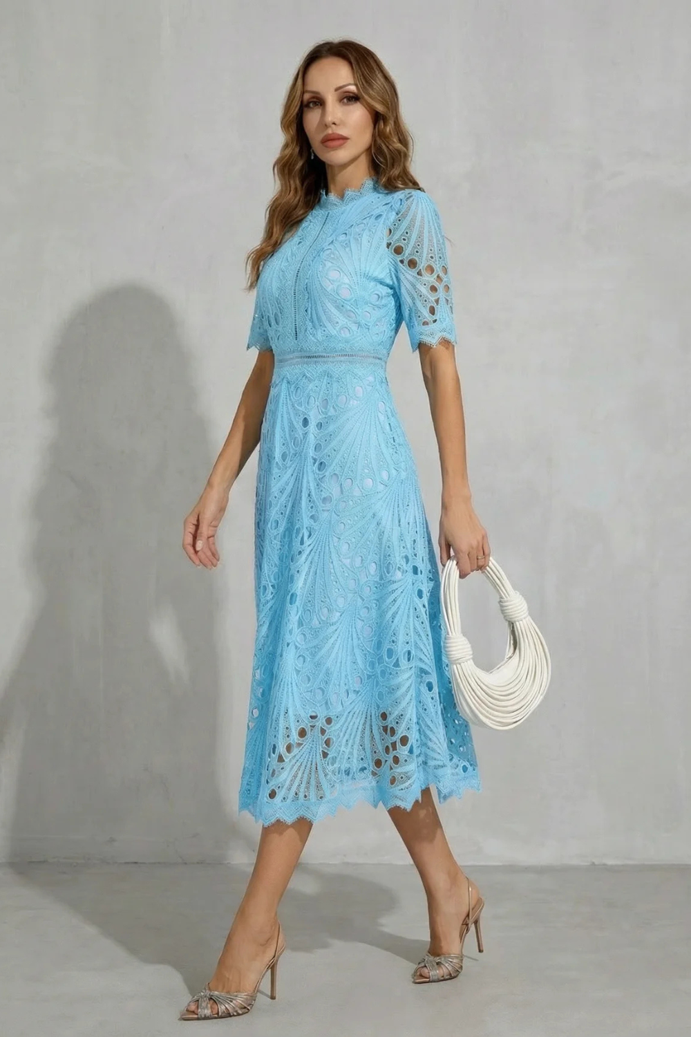 Charlisse – Refinamento em renda ornamental – Vestido midi gola alta
