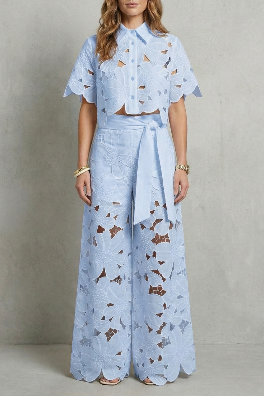 Bellarisse – Elegância em renda bordada – Conjunto top e saia