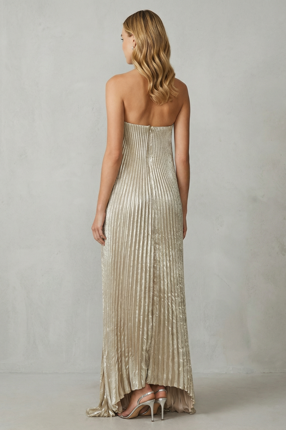 Élodie – Fluidez plissada luminosa – Vestido longo tomara que caia metálico