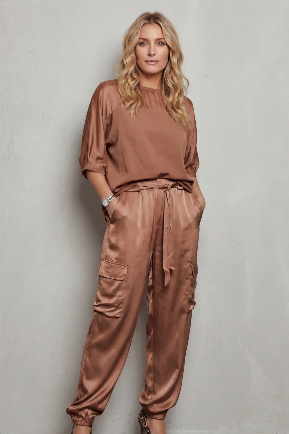 Finley – Conjunto Lounge de Cetim com Bolsos Cargo
