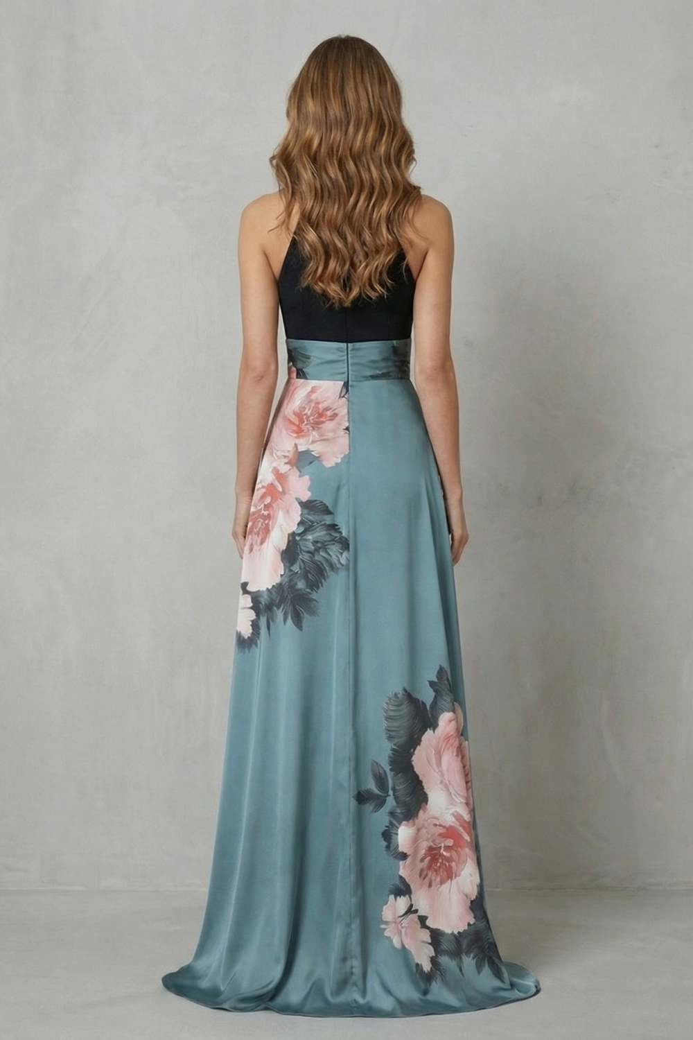 Florévia – Elegância floral em contraste – Vestido longo