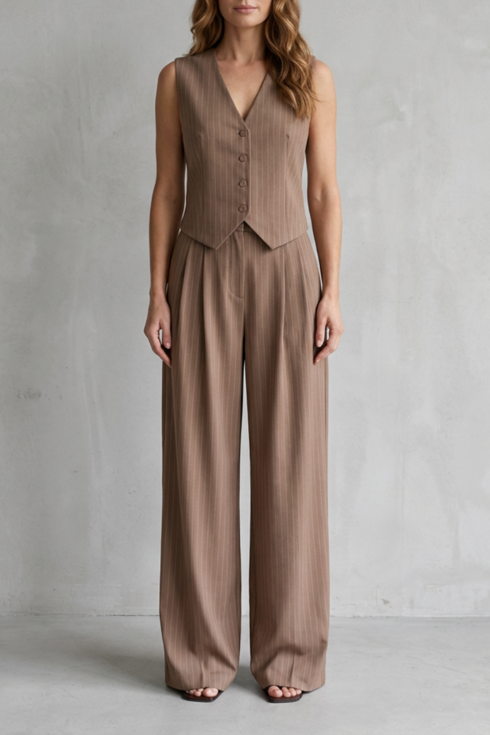 Isadora – Conjunto de Colete e Calça de Risca de Giz – Visual Moderno com Toque Vintage