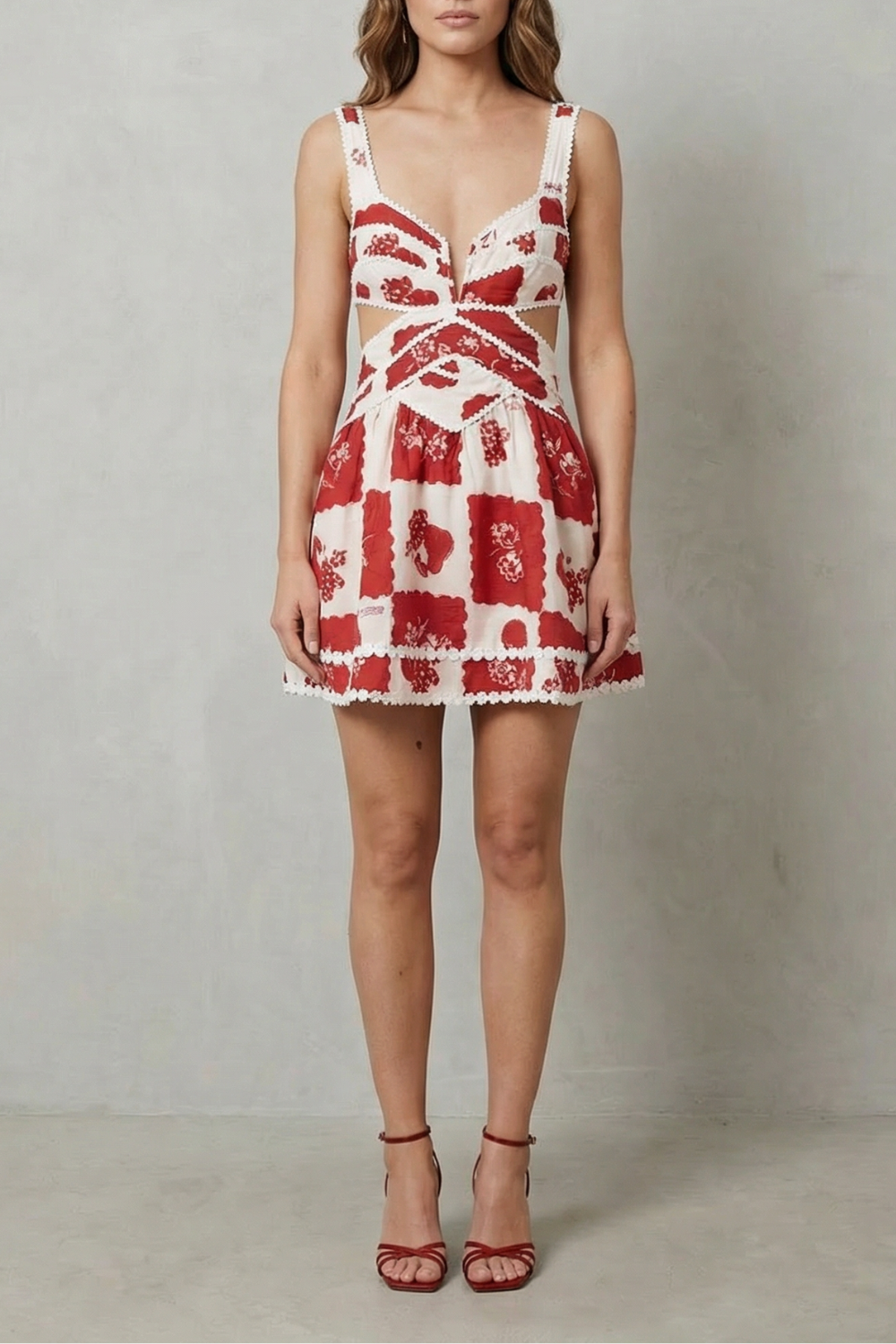 Nashira – Motivo escarlate vintage – Vestido curto com recorte