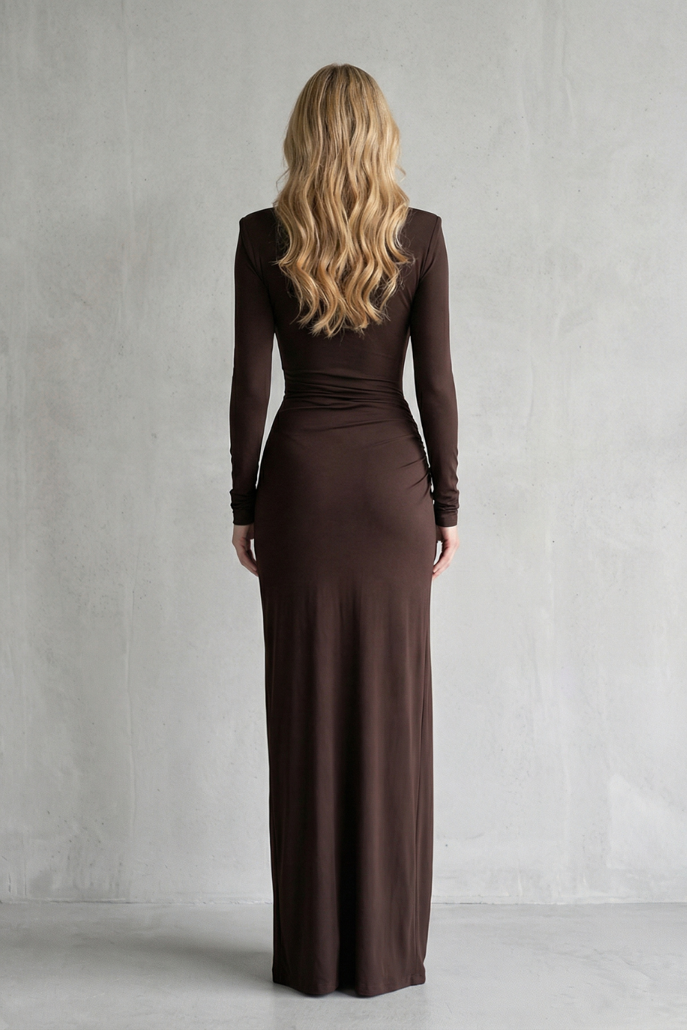 Noctavelle – Detalhe de nó esculpido – Vestido longo com fenda alta