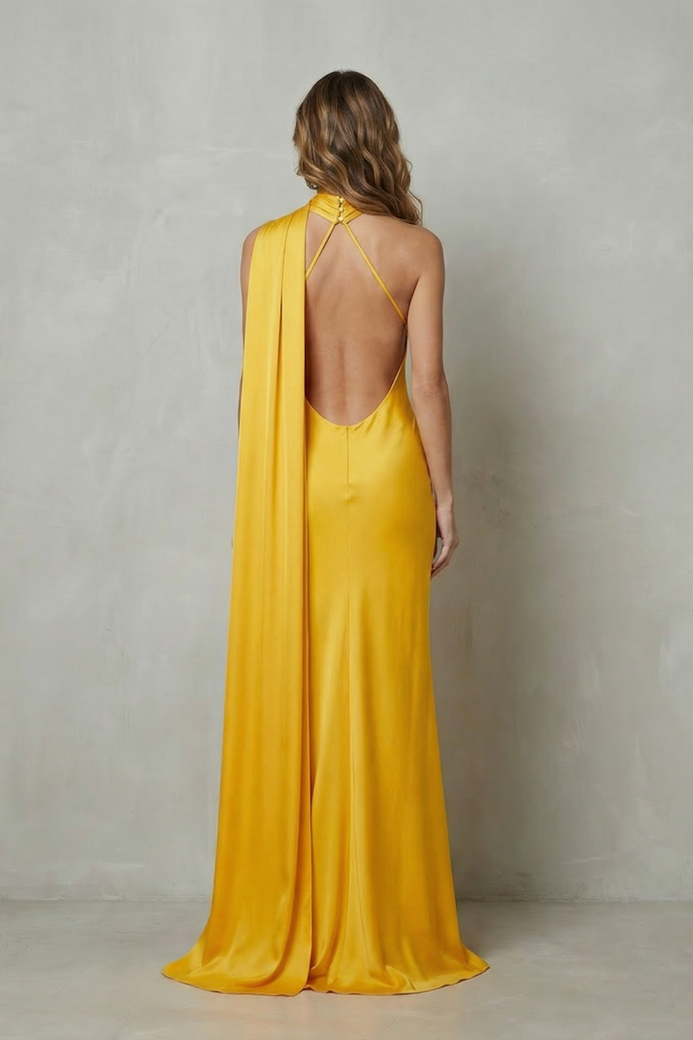 Orlianne – Decote drapeado em cascata – Vestido sereia em cetim