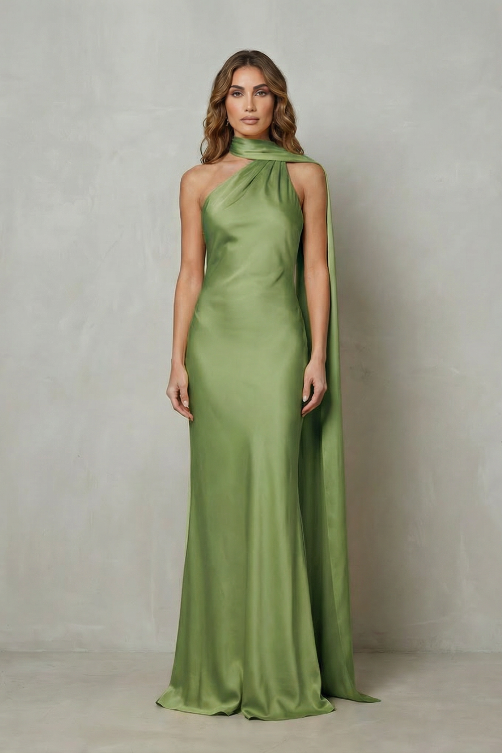 Orlianne – Decote drapeado em cascata – Vestido sereia em cetim