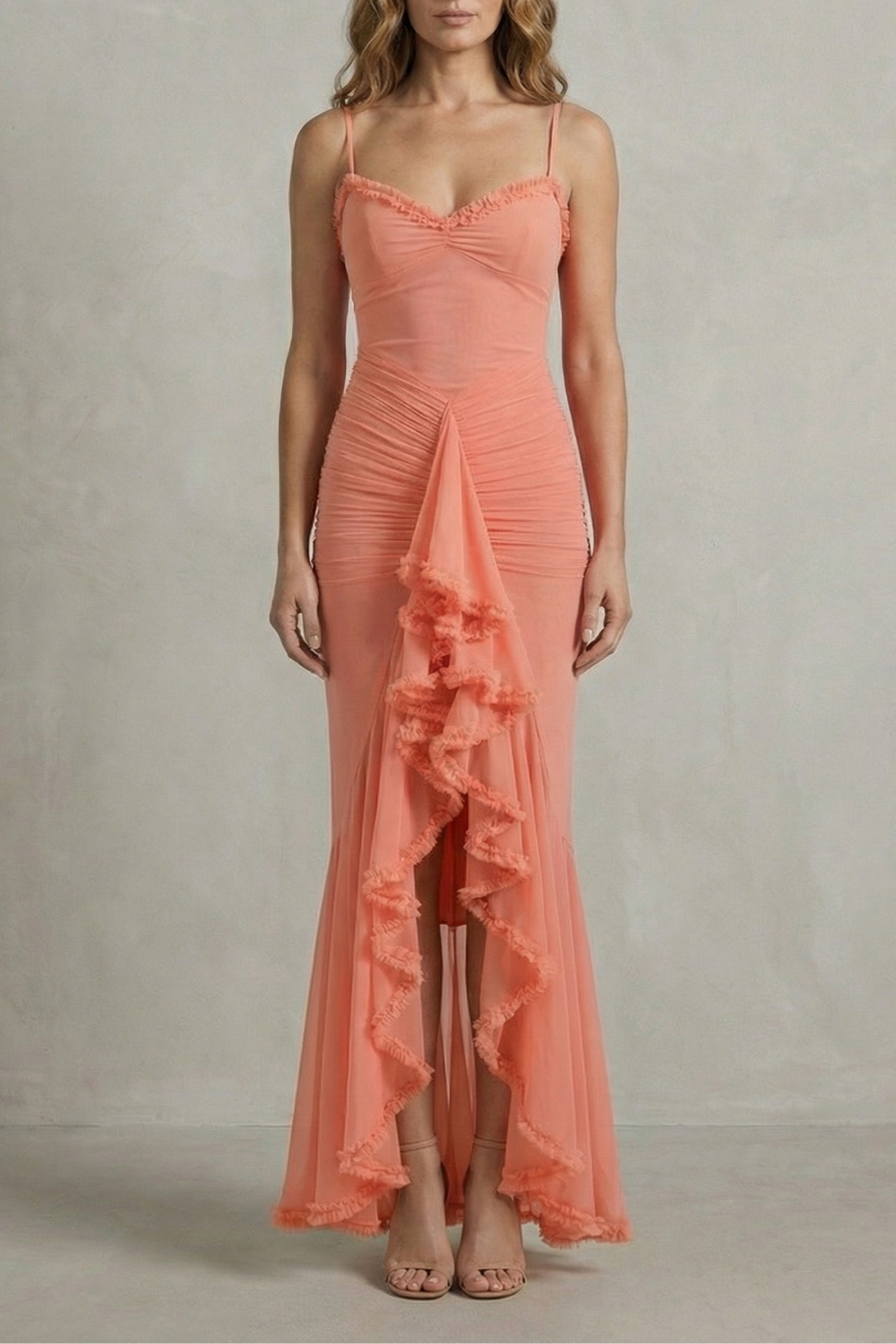 Phoebe – Charme feminino com babados – Vestido longo sleeveless assimétrico