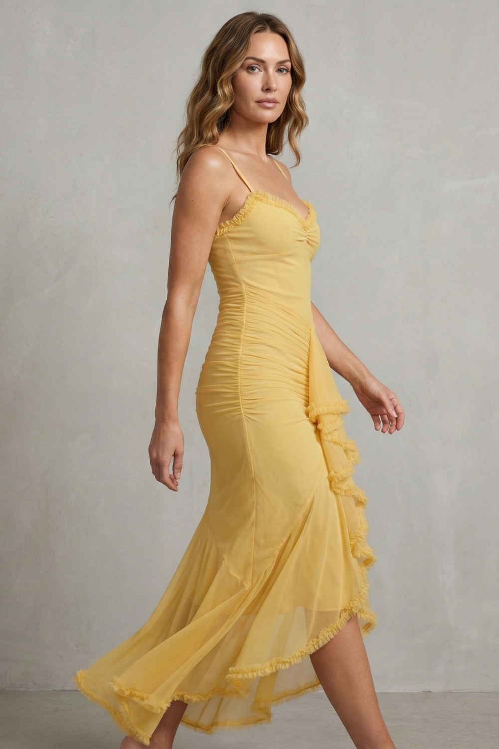 Phoebe – Charme feminino com babados – Vestido longo sleeveless assimétrico