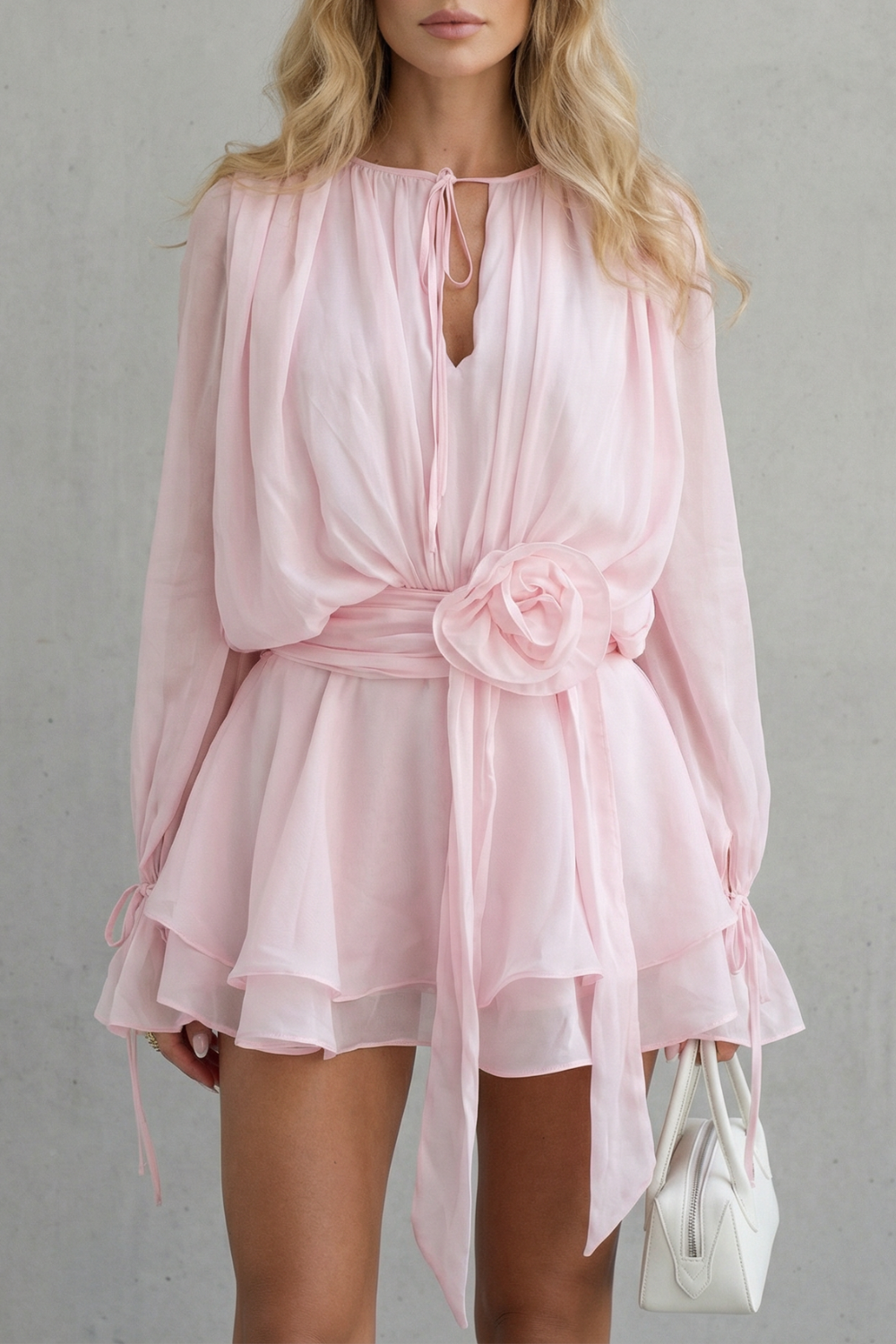 Rosaline – Elegância com detalhe de rosa – Vestido curto