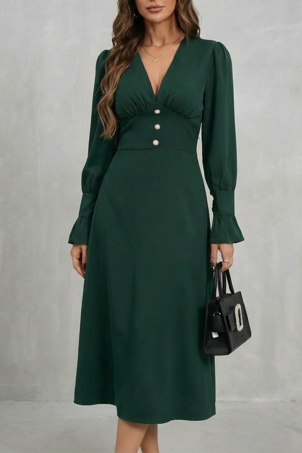 Serafina – Detalhe de botões perolados – Vestido midi chemise