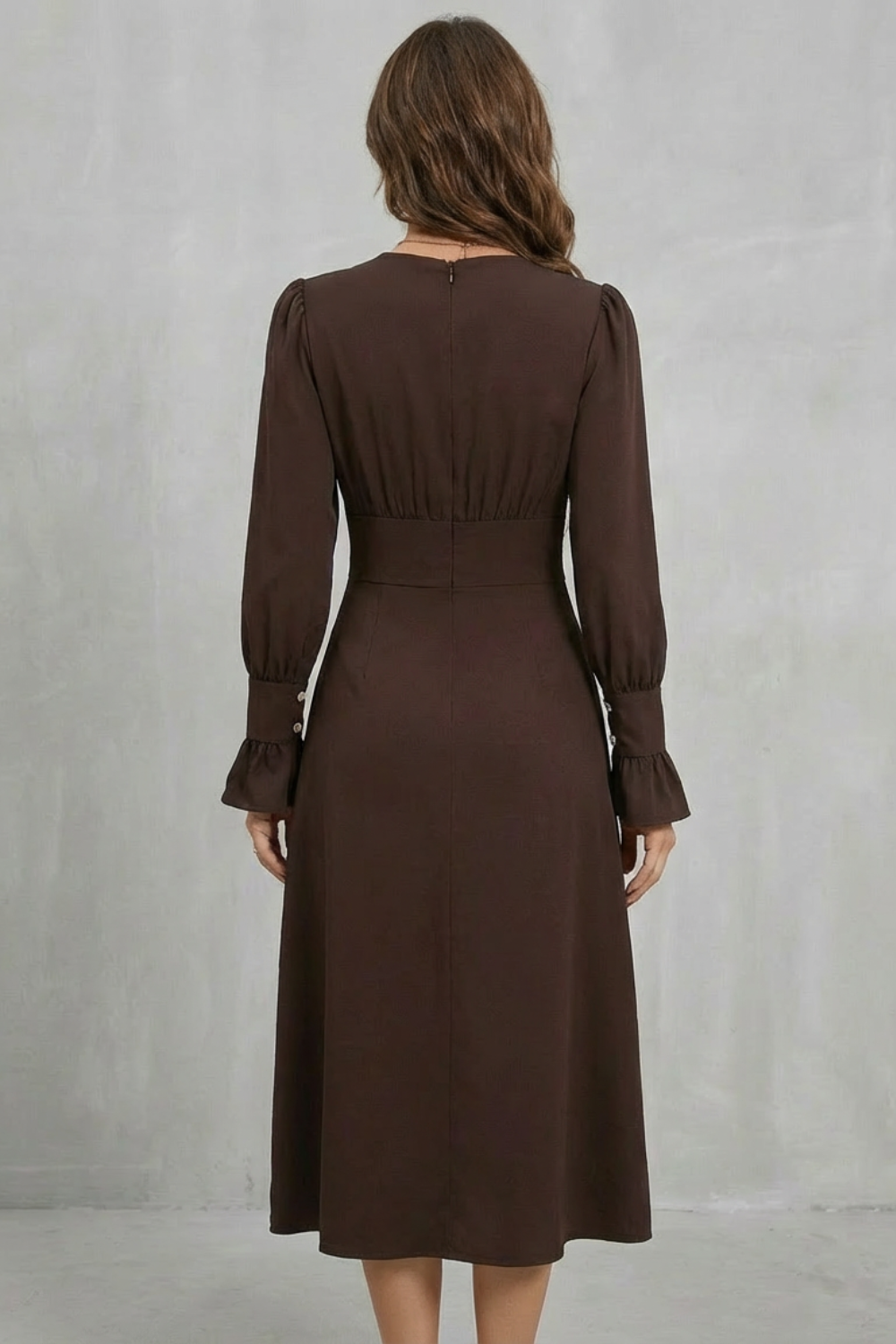 Serafina – Detalhe de botões perolados – Vestido midi chemise