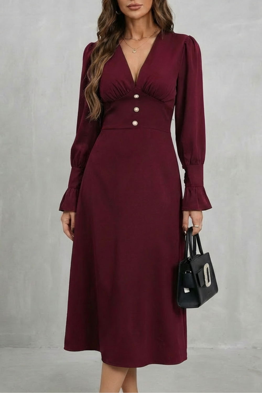 Serafina – Detalhe de botões perolados – Vestido midi chemise