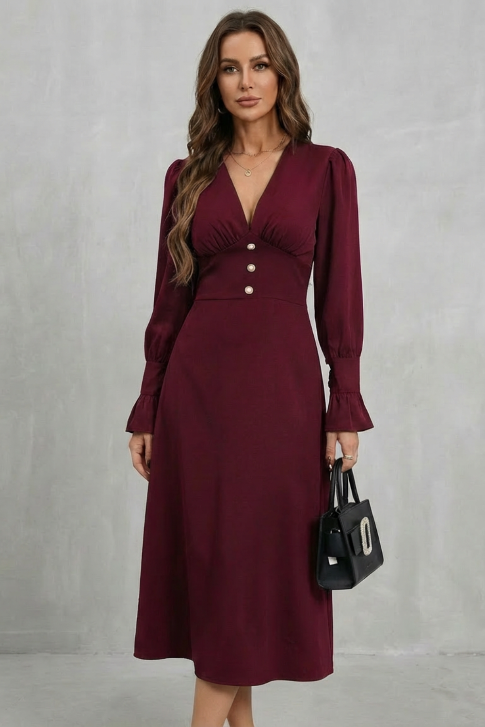 Serafina – Detalhe de botões perolados – Vestido midi chemise