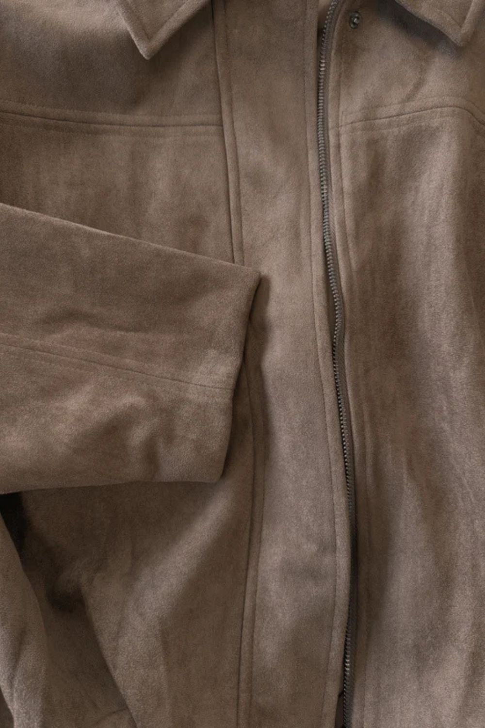 Solenné – Volume escultural – Jaqueta bomber de camurça