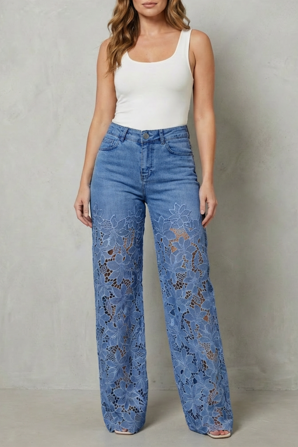 Solérine – Sobreposição de renda floral – Calça jeans pantalona