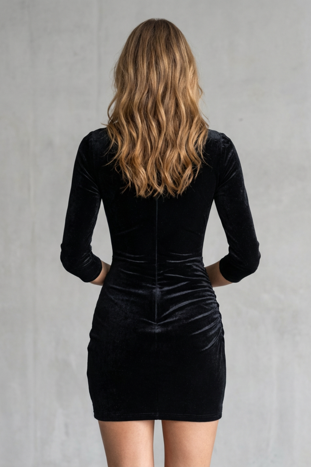 Valérine – Decote profundo – Vestido curto de veludo