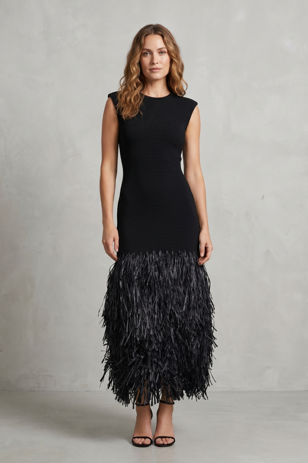 Veloura – Elegância com franjas de ráfia – Vestido midi