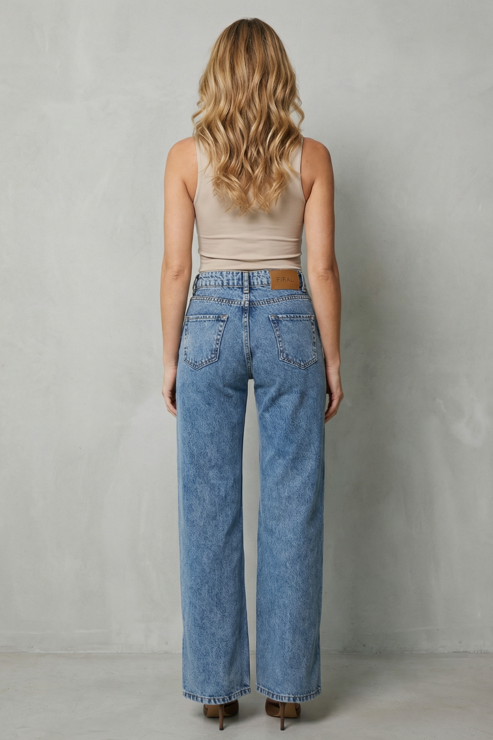 Virezza – Detalhe de botões cruzados – Calça jeans reta