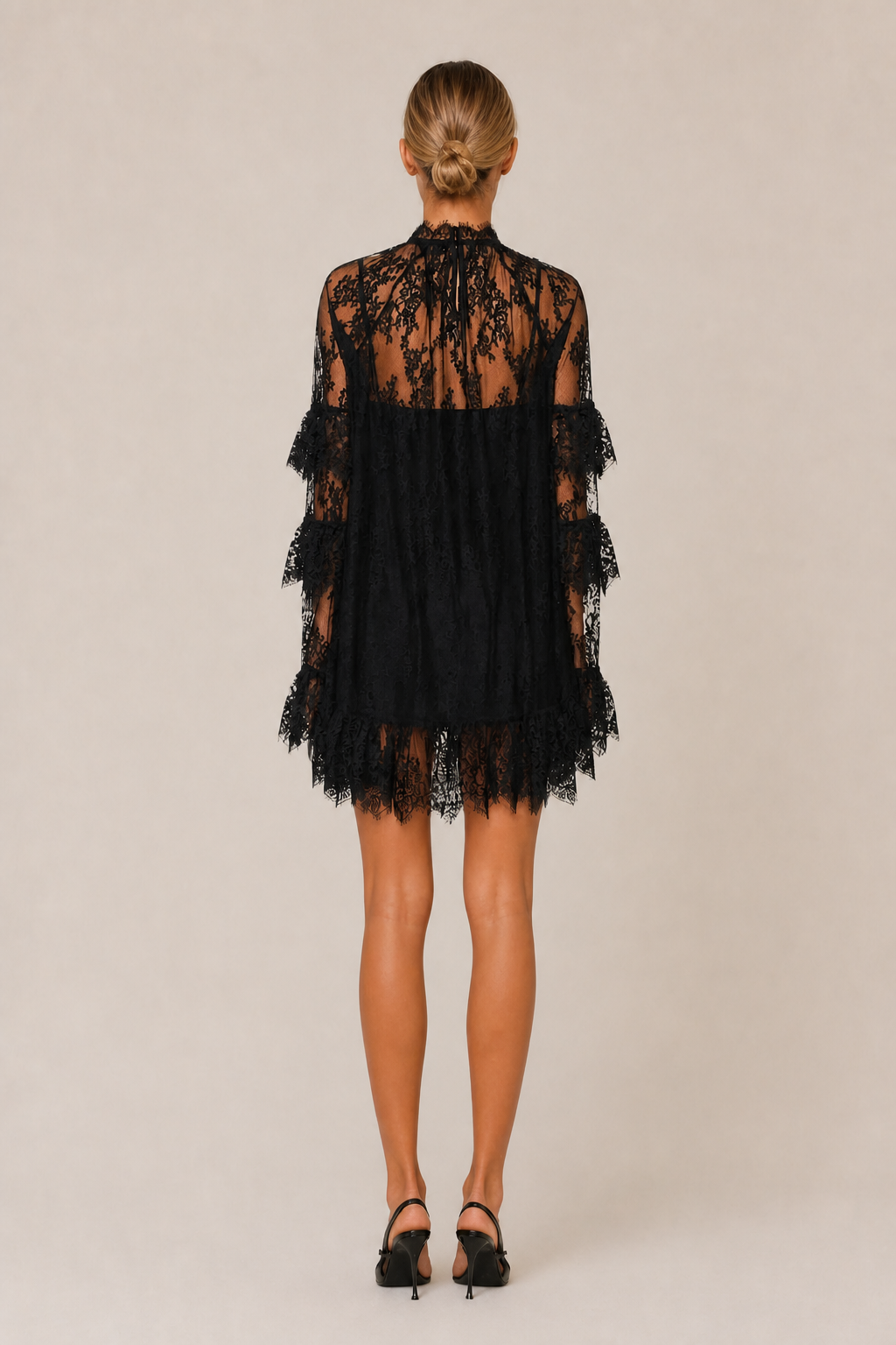 Vestido Curto de Renda com Transparência - Maeve