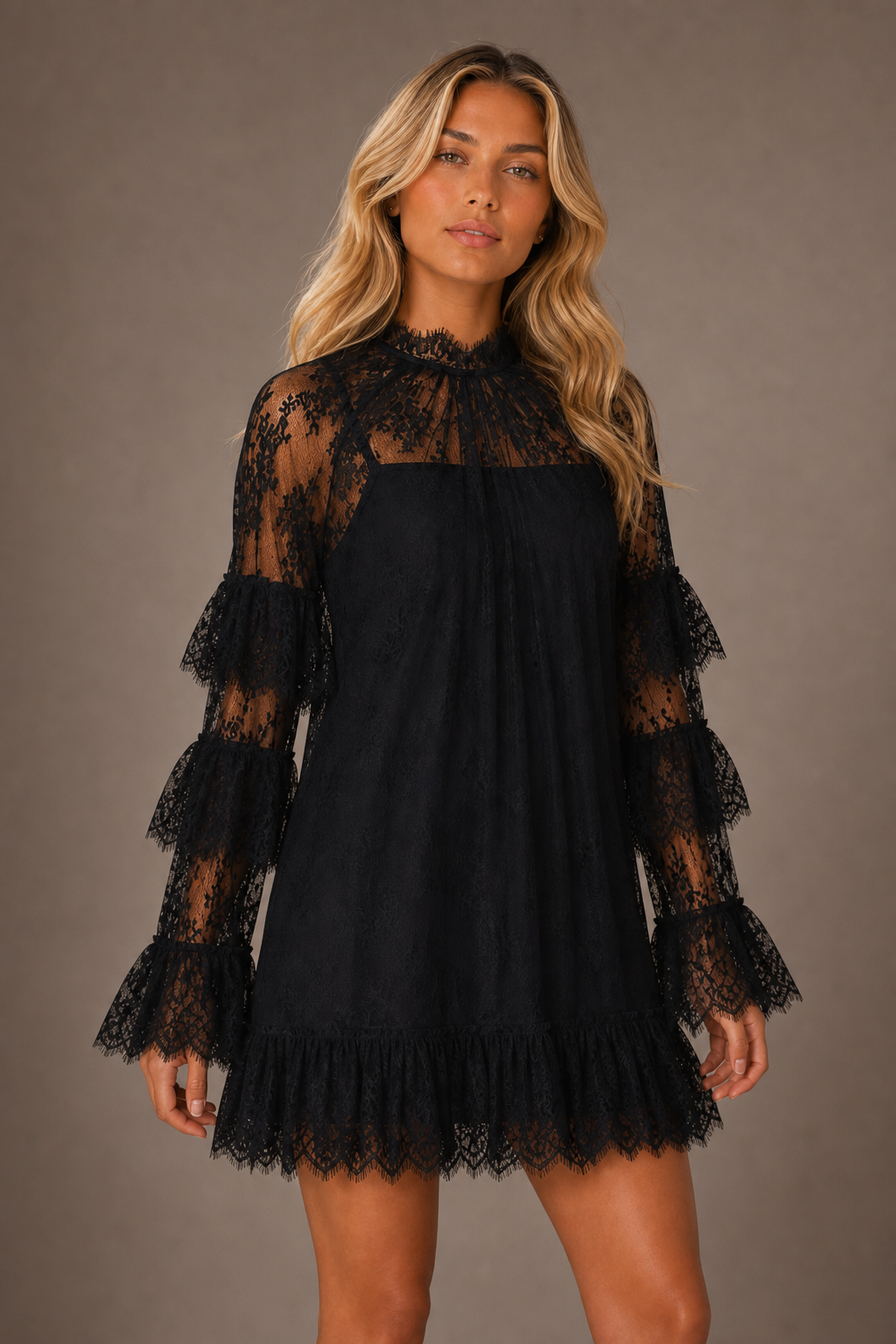 Vestido Curto de Renda com Transparência - Maeve