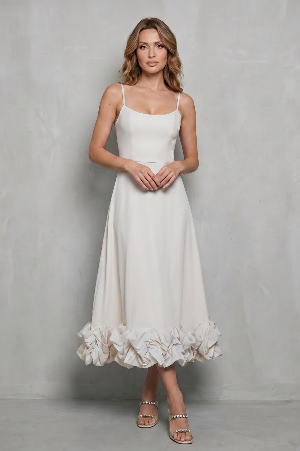 Elowenne – Babado romântico na barra – Vestido midi sem alças