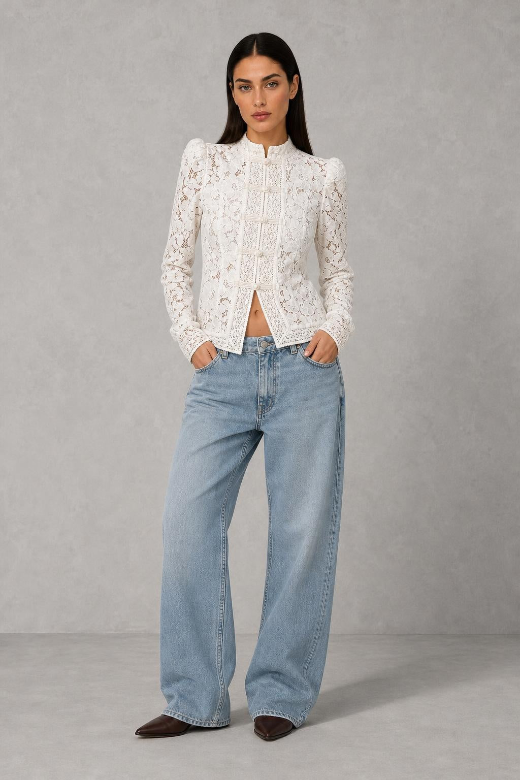 Blusa de Renda com Gola Alta e Mangas Longas - Carmenita — lifestyle — Helena [3eadb7c9-7c67-4660-ab71-e2f8fafeac68]