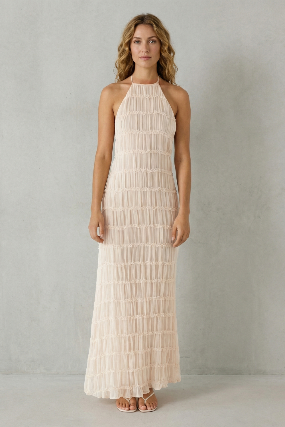 Greta – Textura moderna – Vestido Longo Frente Única com Costas Abertas e Textura Esculpida