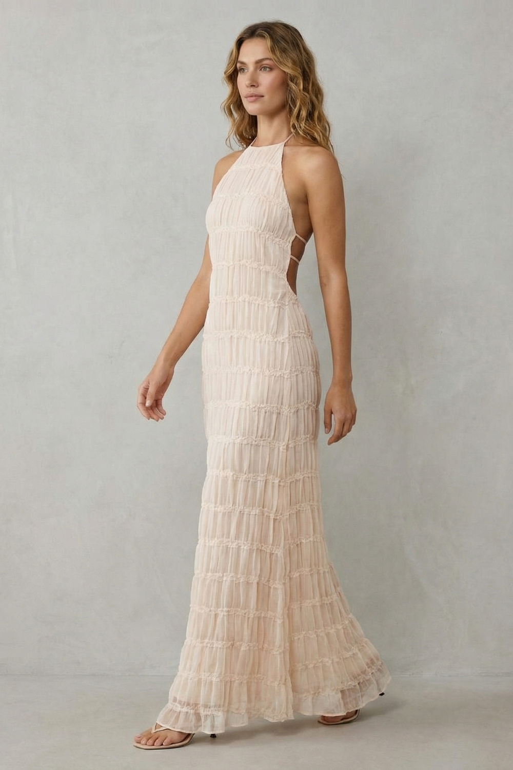 Greta – Textura moderna – Vestido Longo Frente Única com Costas Abertas e Textura Esculpida
