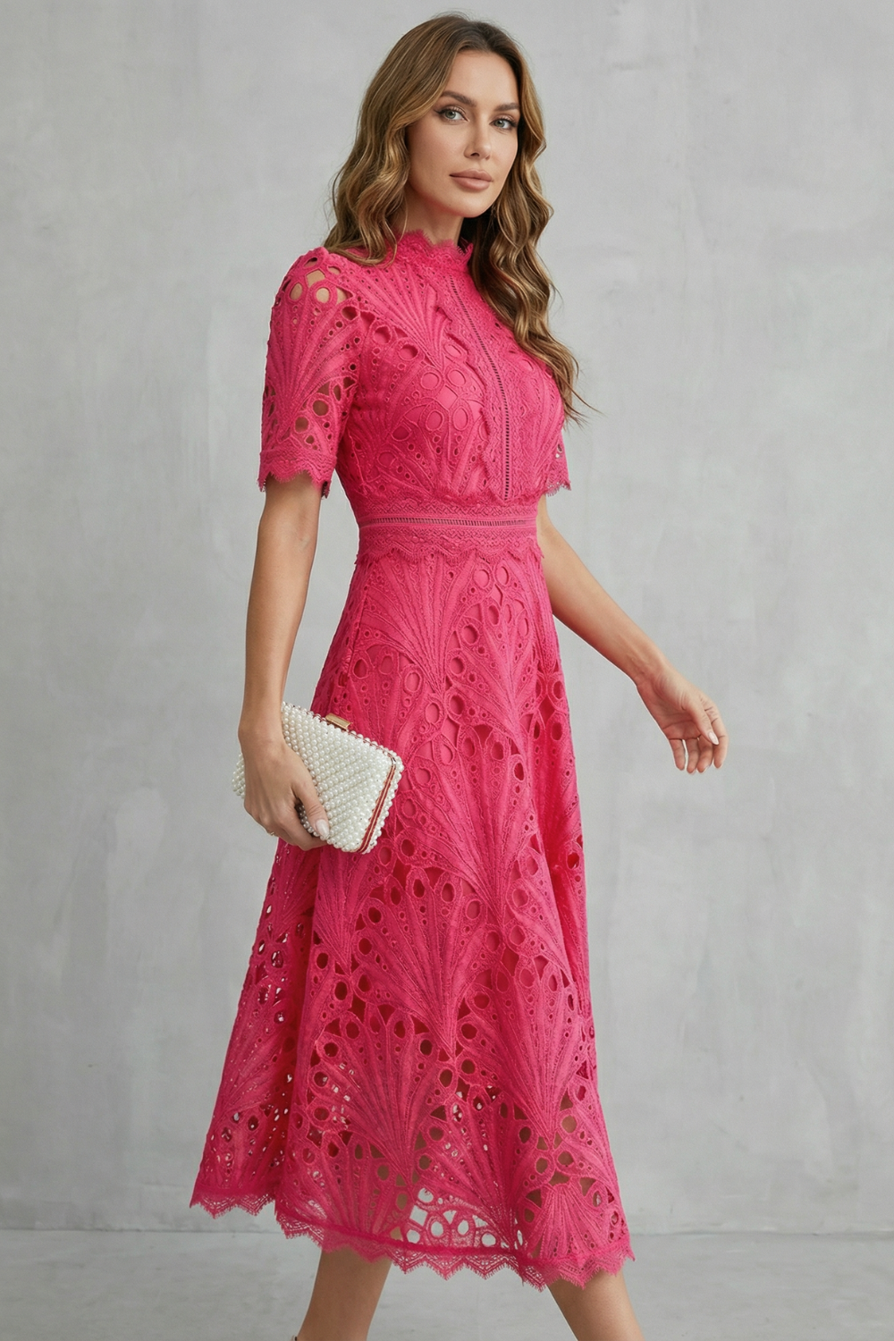 Charlisse – Refinamento em renda ornamental – Vestido midi gola alta
