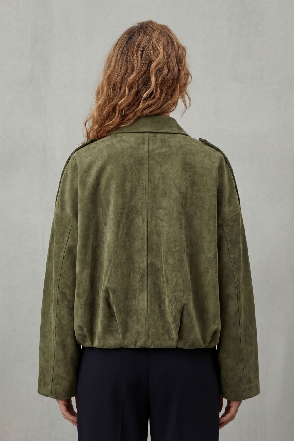 Solenné – Volume escultural – Jaqueta bomber de camurça
