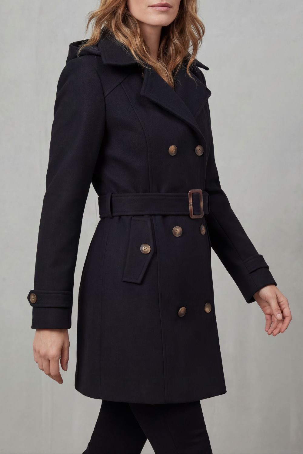 Solivane – Elegância sob medida – Trench coat com capuz