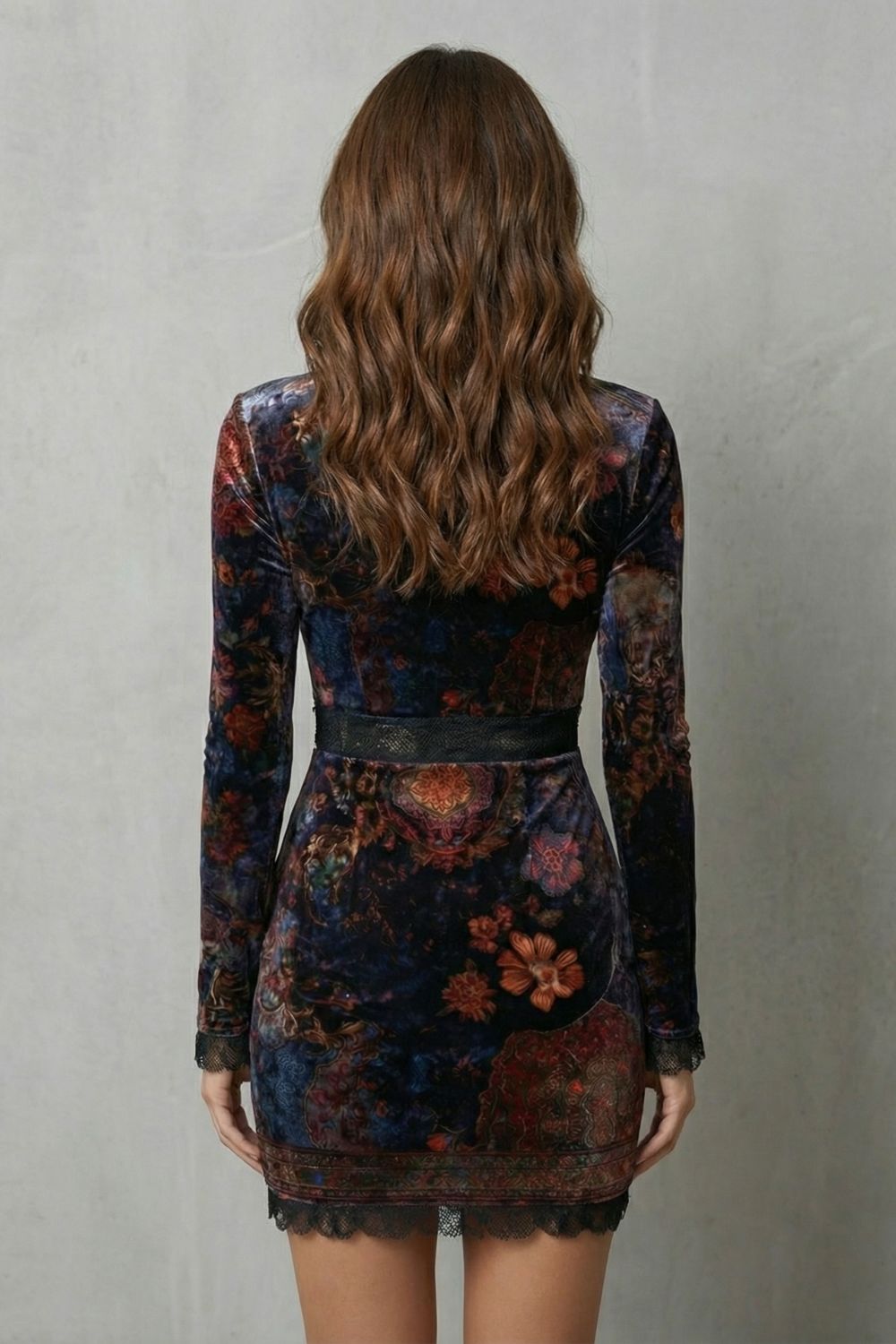 Solenza – Renda barroca decote mergulhado – Vestido curto de veludo