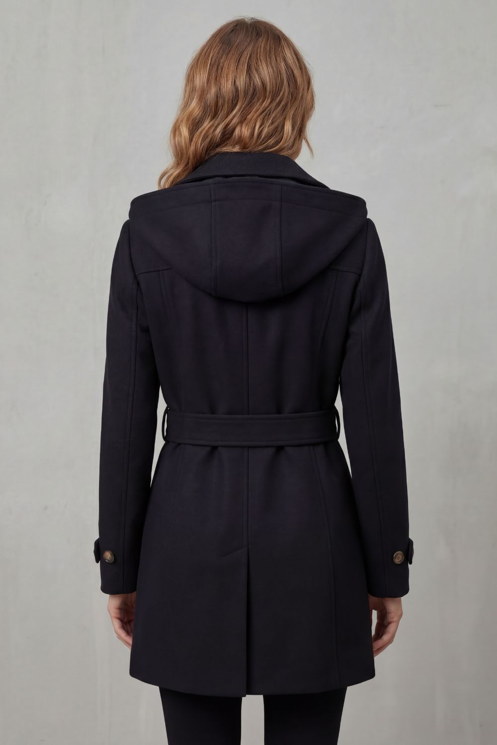 Solivane – Elegância sob medida – Trench coat com capuz