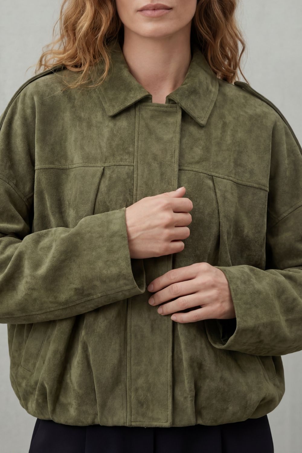 Solenné – Volume escultural – Jaqueta bomber de camurça