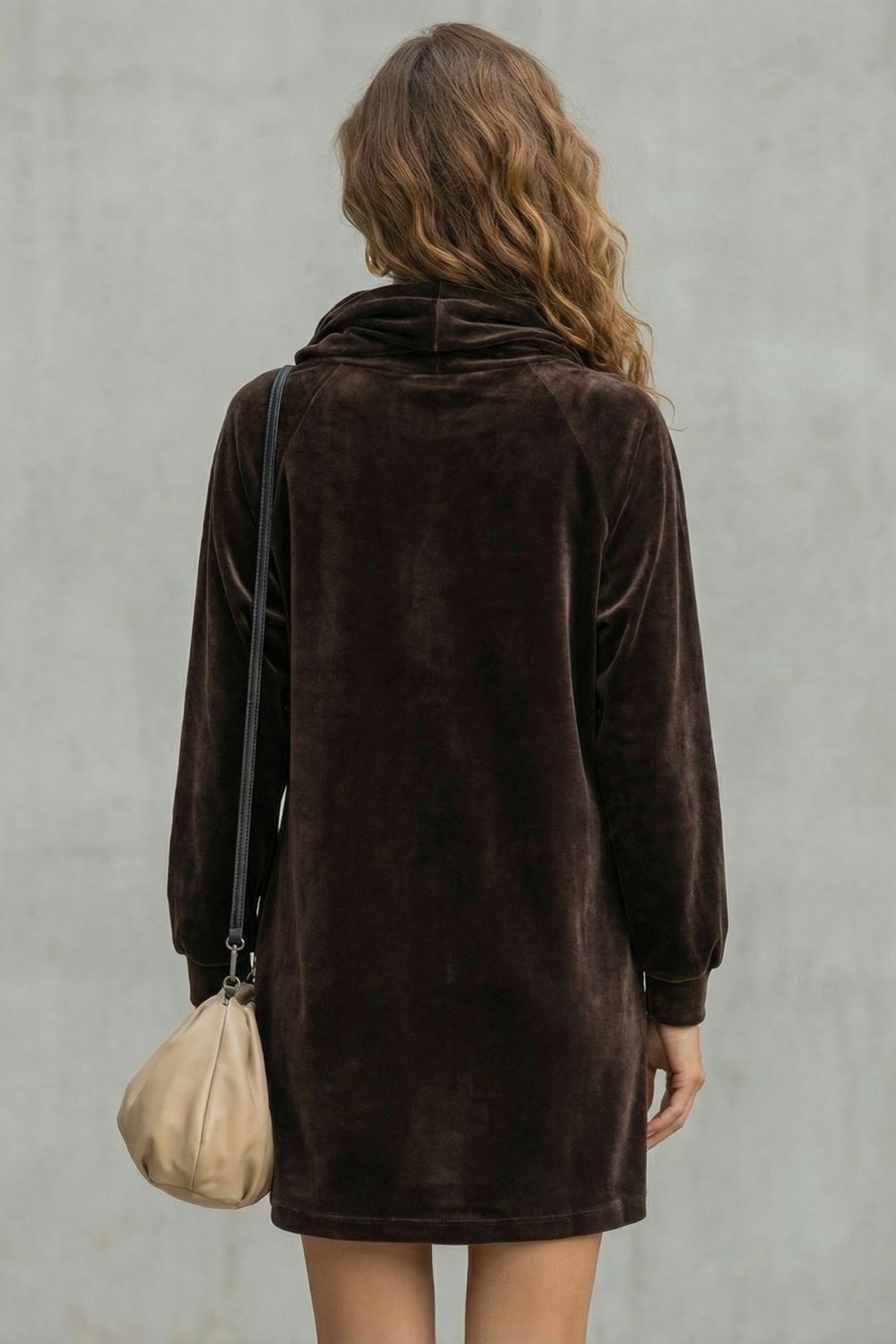 Moréna – Conforto em veludo drapeado – Vestido curto com decote de barco drapeado
