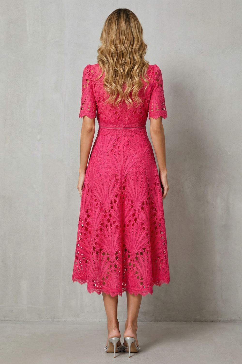 Charlisse – Refinamento em renda ornamental – Vestido midi gola alta