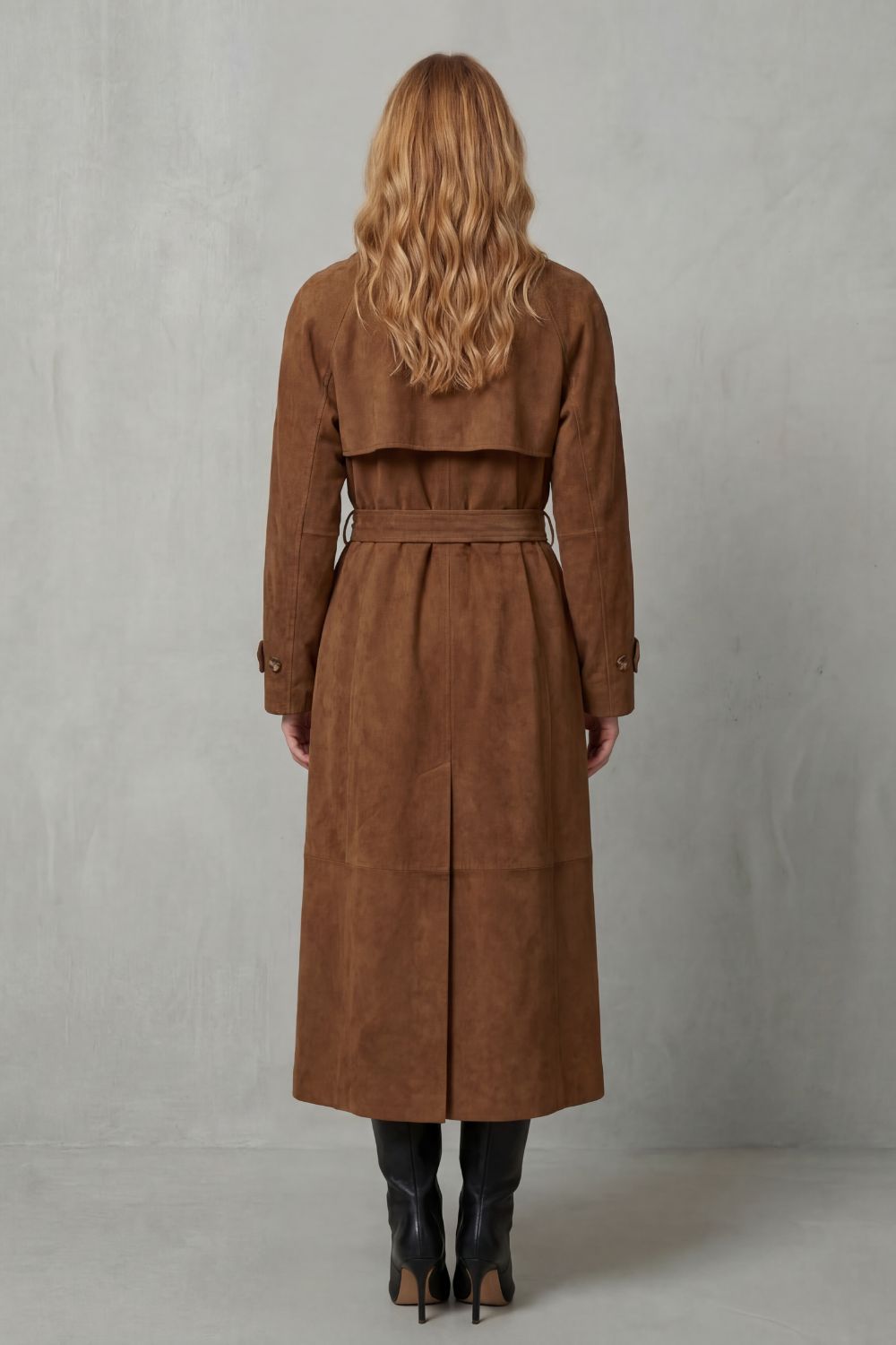 Velloré – Elegância em camurça – Trench coat